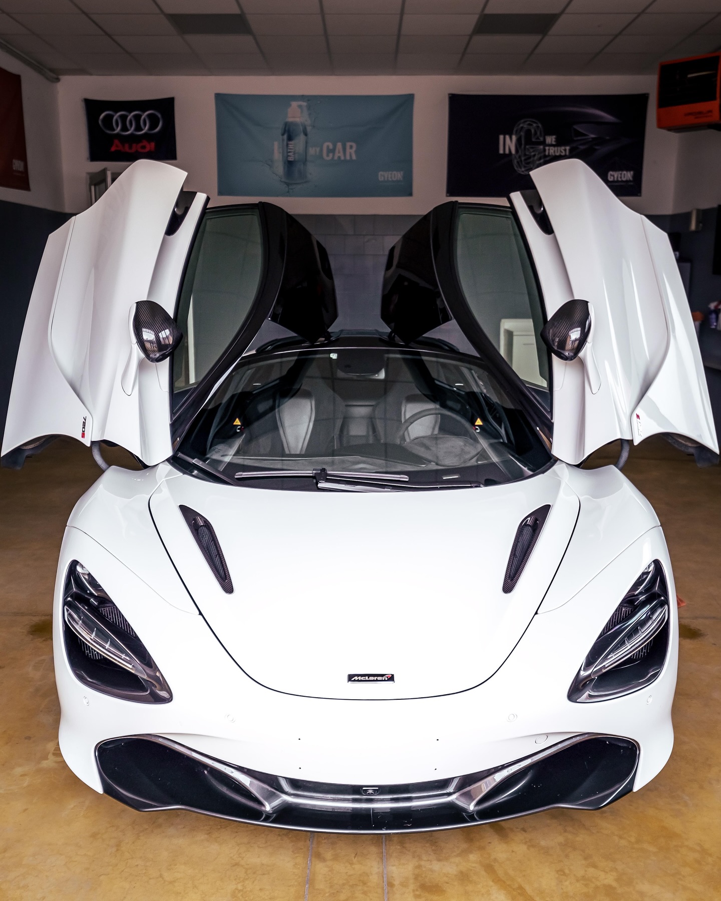 McLaren 720S bianca con portiere ad ala aperte — c.f. detailing