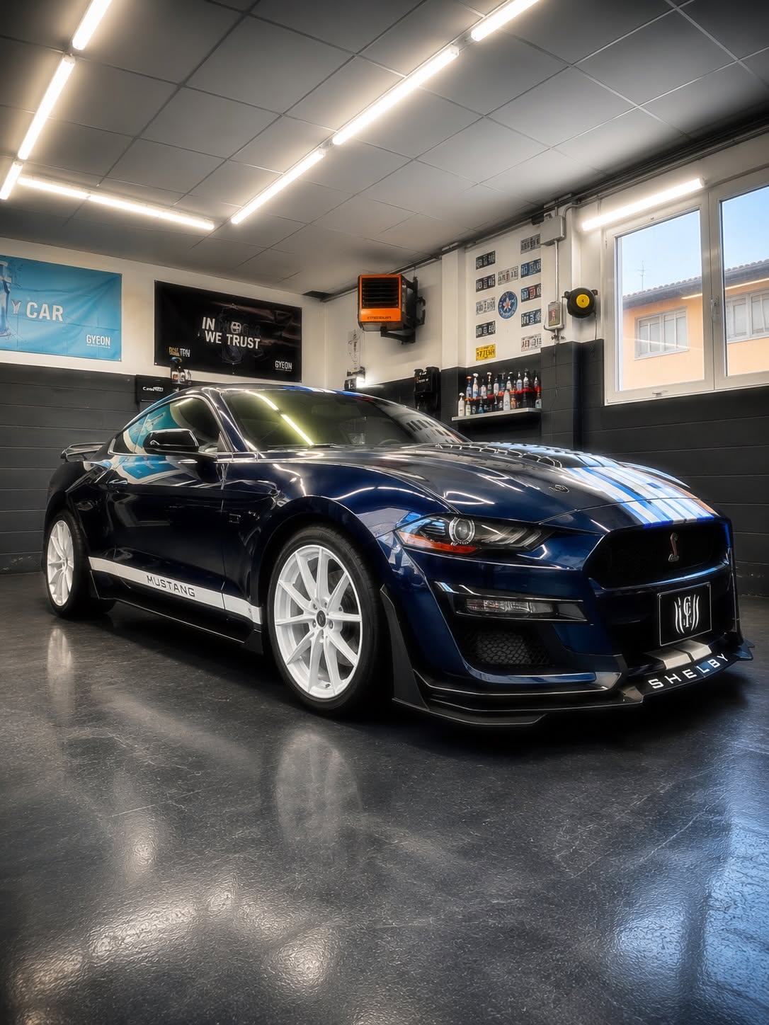 Ford Mustang Shelby blu in studio — c.f. detailing